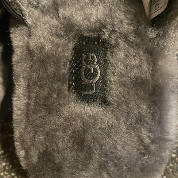 Brand New Never worn Women’s UGG Fuzz Yeah Slippers Size 5 - Picture 3 of 9